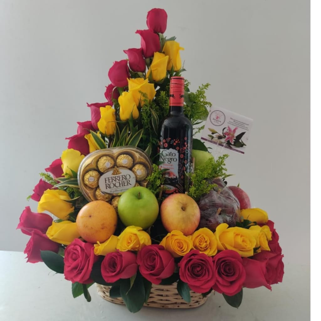 Arreglo floral con ferreros y licor -